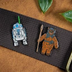 Pin Kings Star Wars Enamel Pin Badge Set 1.42 – R2-D2 (with Pop-up Lightsaber) And Romba
